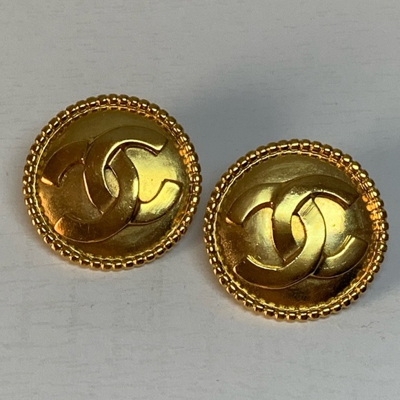CHANEL 24K Gold Plated Interlocking CC Embossed Clip-on Earrings 1996A - Picture 4 of 14